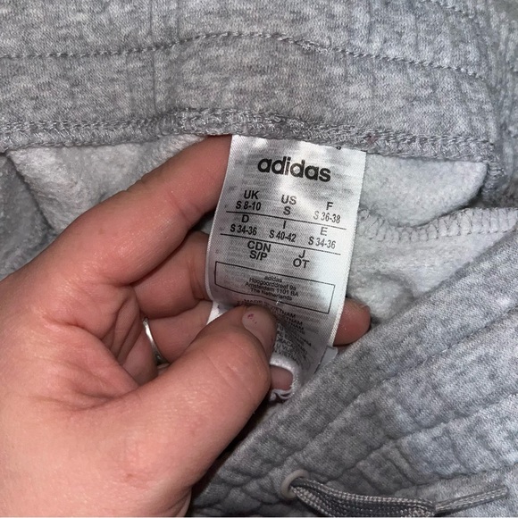 Adidas joggers size small
In excellent condition - Picture 2 of 2